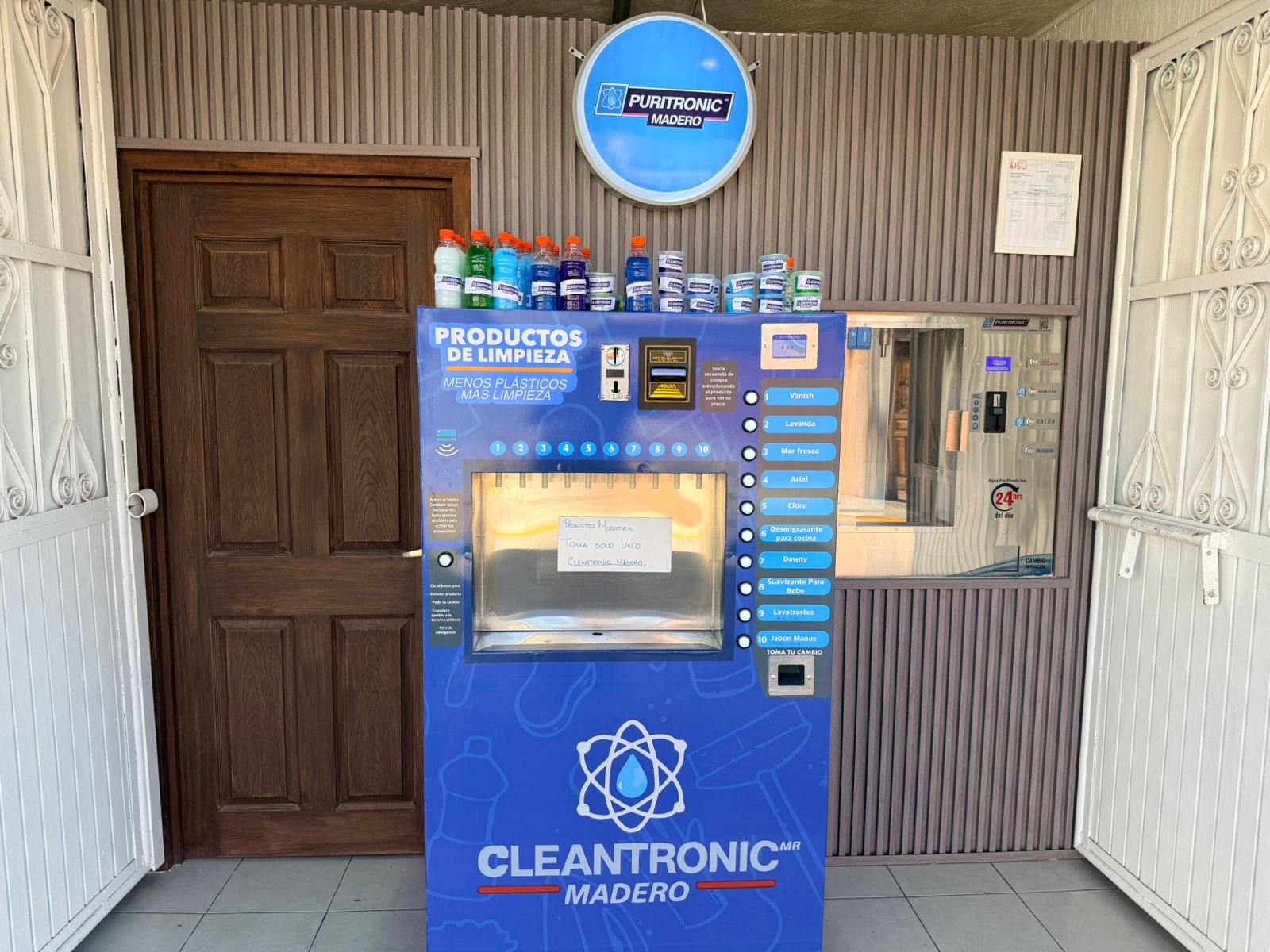 Maquina de productos de limpieza instalada en punto comercial