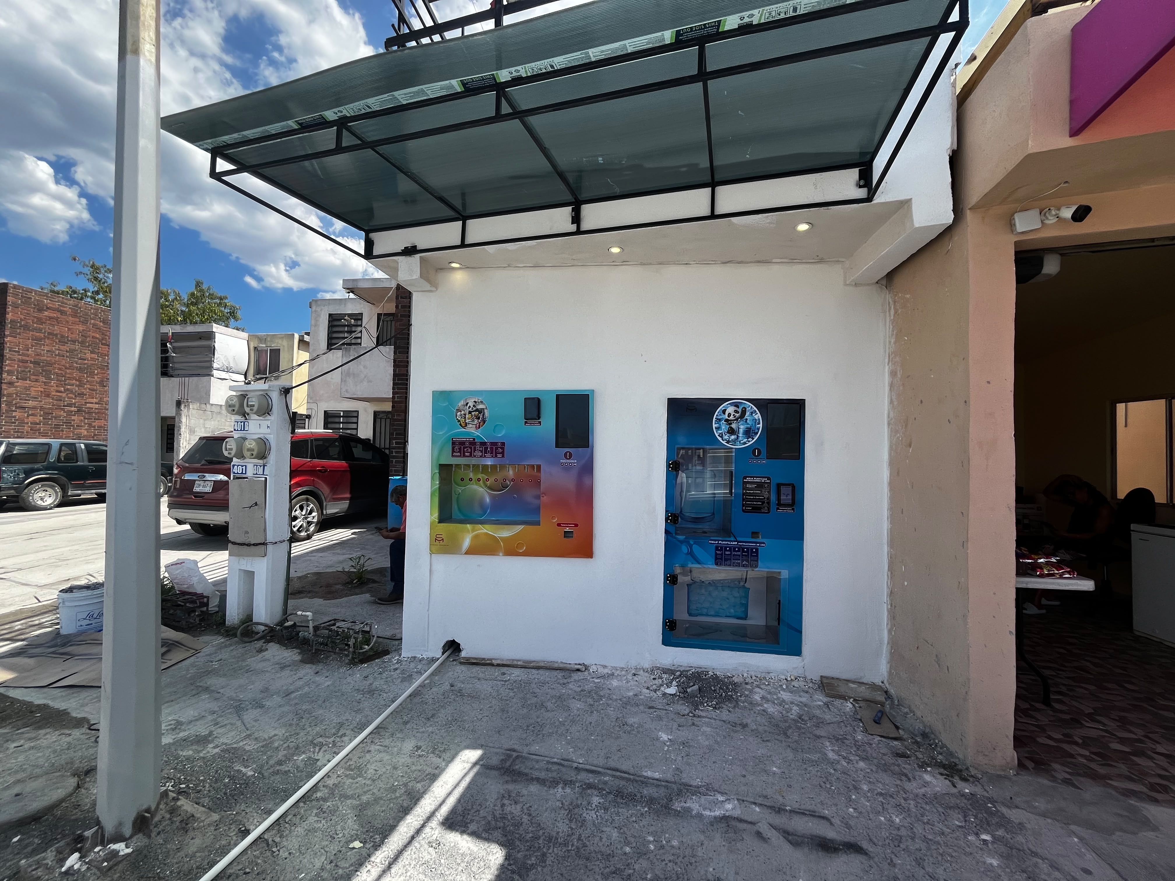 Equipos de limpieza y agua-hielo instalados en muro exterior
