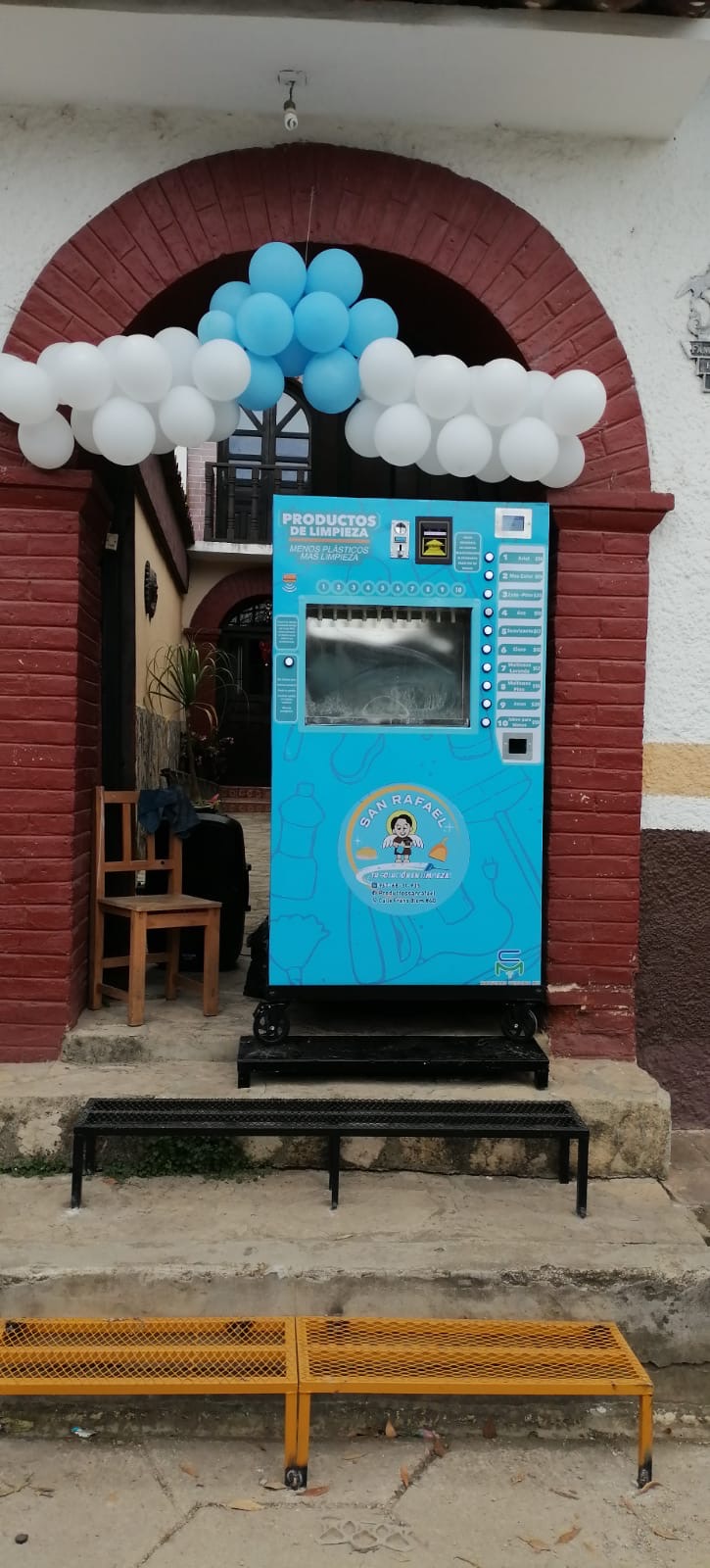 Maquina de productos de limpieza instalada en acceso comercial