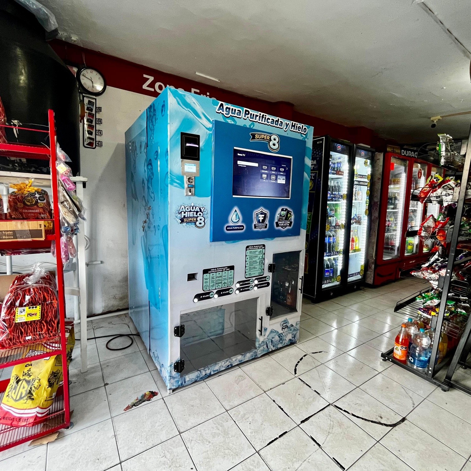Equipo agua y hielo instalado dentro de tienda comercial