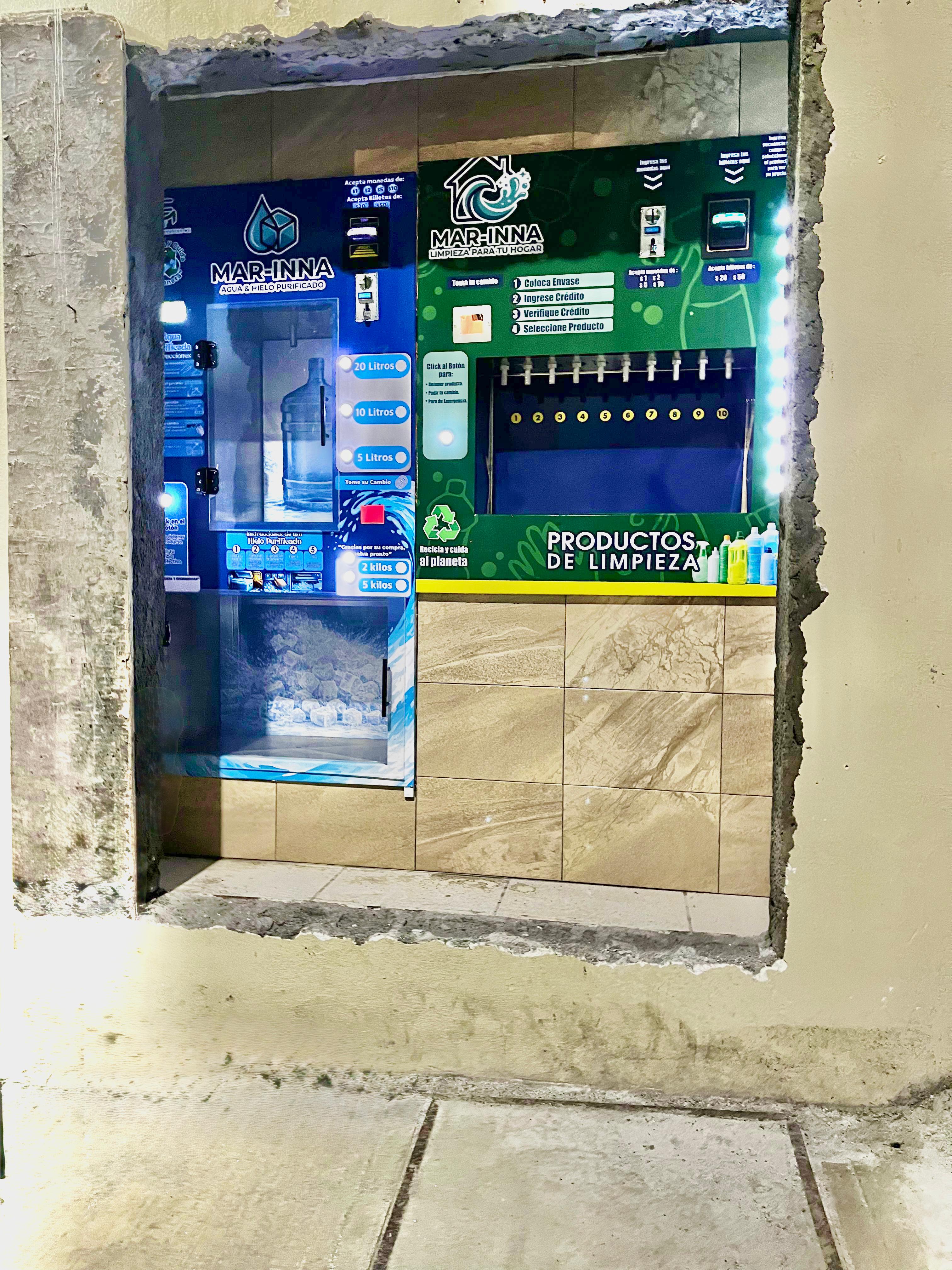 Equipo combinado de agua, hielo y productos de limpieza instalado
